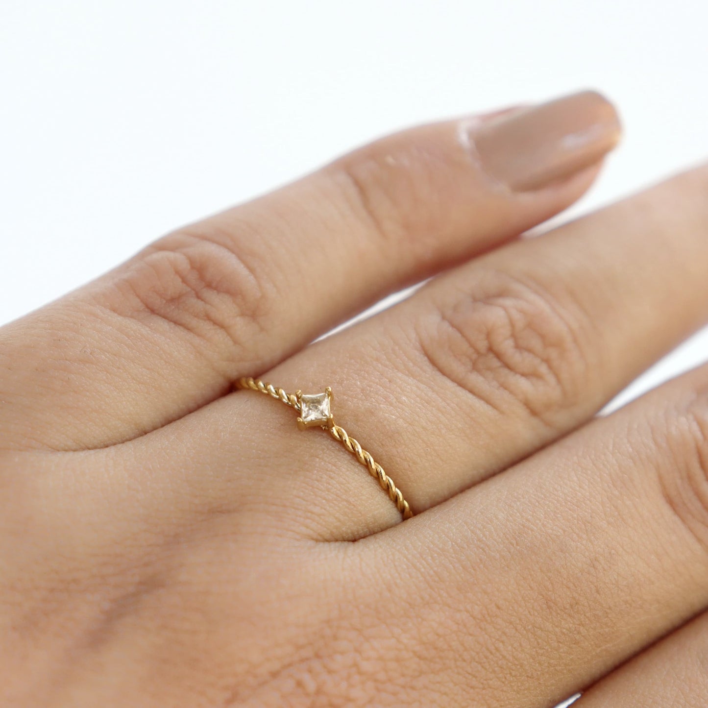 Seren Solitaire Twist Ring - HLR007