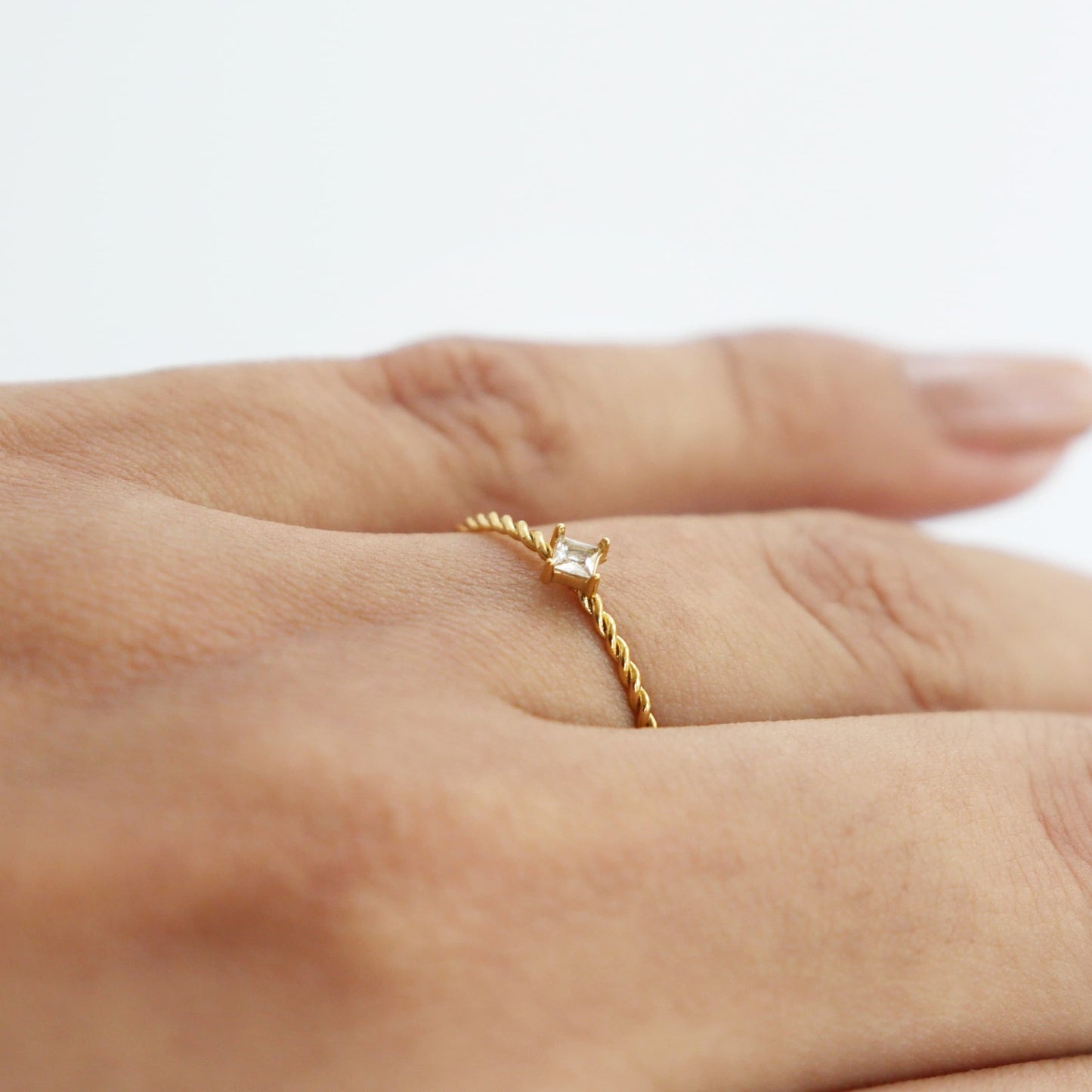 Seren Solitaire Twist Ring - HLR007